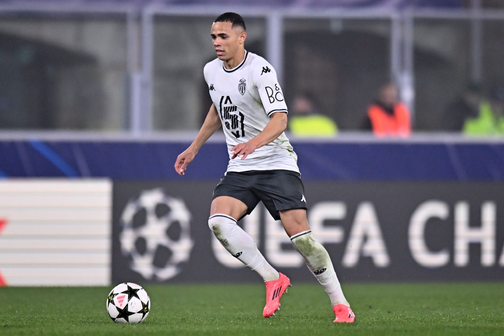 Barcelona en quête d'un jeune prodige défensif : une nouvelle ère pour le Camp Nou